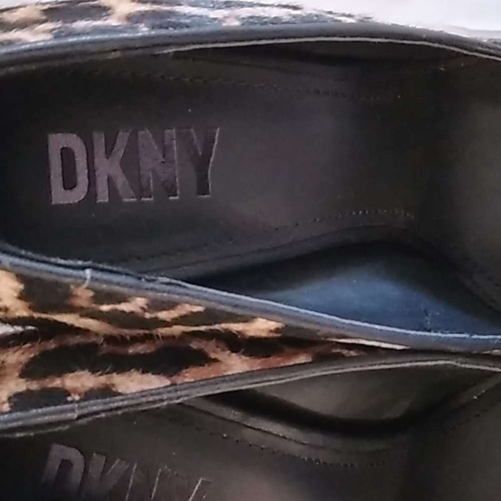 NWOT Leopard High Heel  DKNY Shoes.  Black Bottoms - Picture 6 of 7